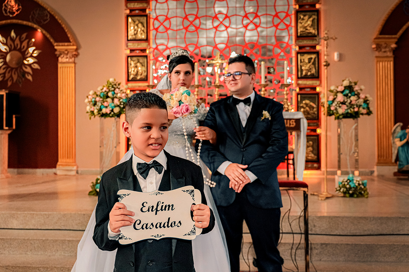 Casal durante festa de casamento
